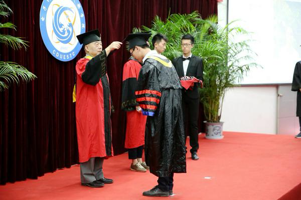 学院举行2017届本科毕业生授位典礼